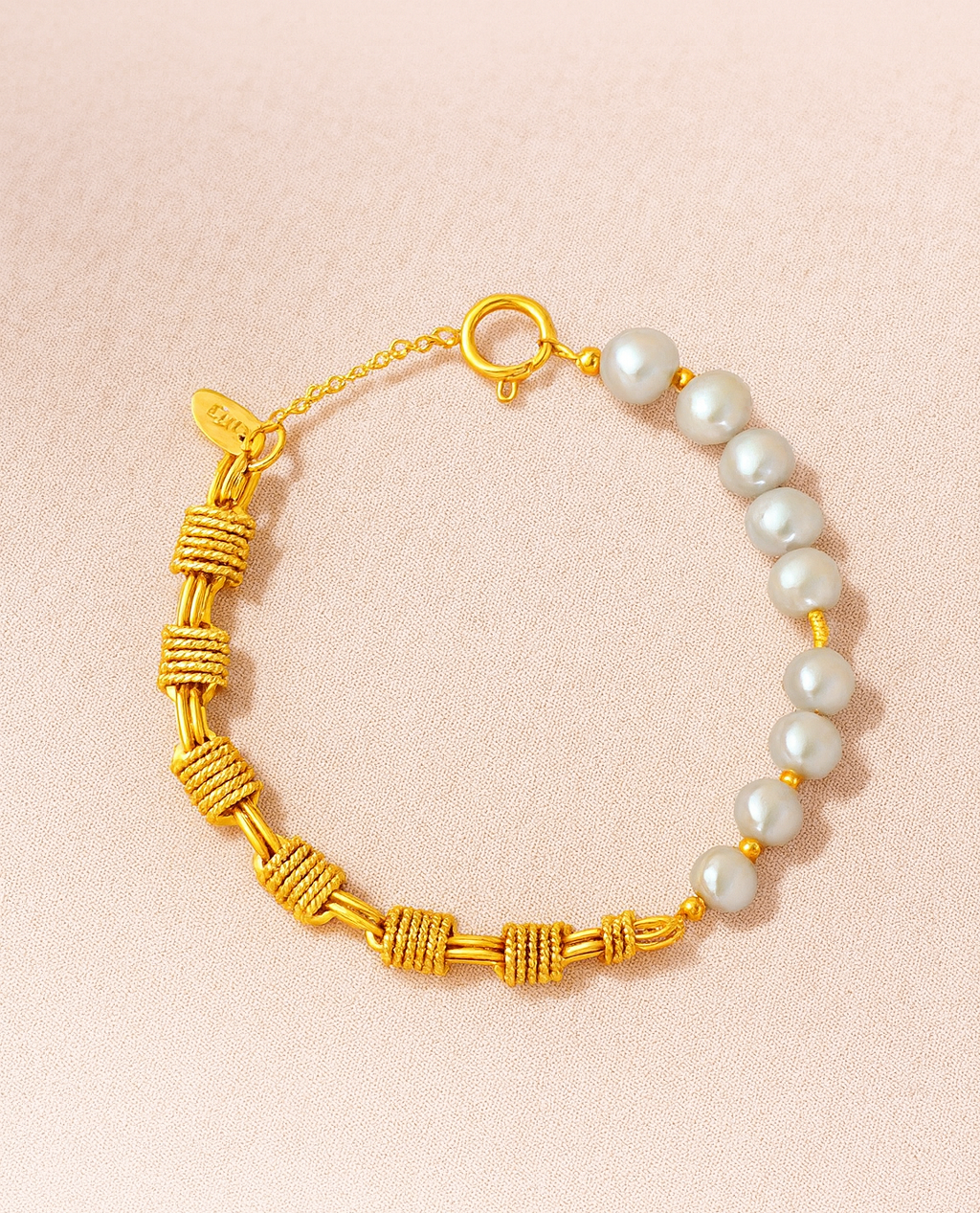 243F5F37-E70A-4CFB-90D1-A6134F4D2D0F 18K Gold Plated Bracelet Knot & Pearl