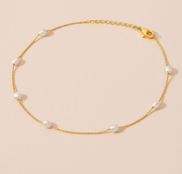thin pearl necklace